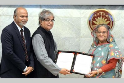 পুরস্কার গ্রহণ করছেন প্রধানমন্ত্রী শেখ হাসিনা (ছবি: বাসস থেকে নেওয়া)
