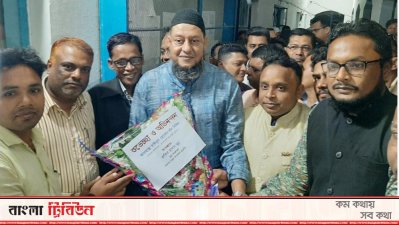 যুবলীগের নবনির্বাচিত সাধারণ সম্পাদক মাইনুল হোসেন খান নিখিলকে ফুল দিয়ে শুভেচ্ছা জানান চাঁদপুরে তার সমর্থকরা