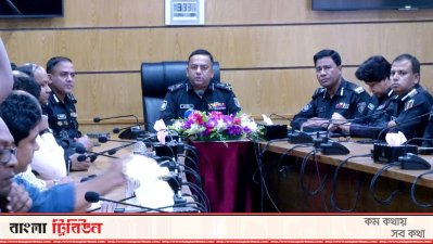 সংবাদ সম্মেলনে বক্তব্য রাখছেন র&zwnj;্যাবের ডিজি বেনজীর আহমেদ