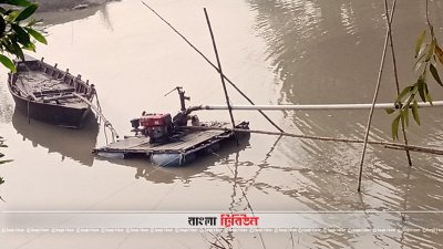 নদীর মাঝে ড্রেজার মেশিন বসিয়ে বালু তুলছে ( তালোড়ের  গন্ডিশ্বর ব্রিজের দক্ষিণ পাশ থেকে ছবিটি তোলা) 