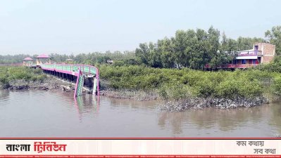 হঠাৎ ভাঙনে নদীতে নেমে গেছে ‘আকাশলীনা’র পথ