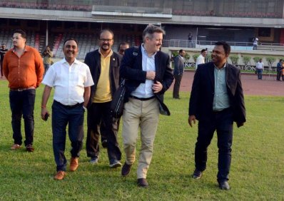 বঙ্গবন্ধু স্টেডিয়াম পরিদর্শন করছেন ম্যানইউ প্রতিনিধি দলের এক সদস্য