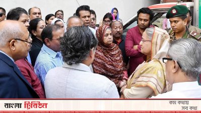 কবি রবিউল হুসাইনের বাসায় প্রধানমন্ত্রী শেখ হাসিনা
