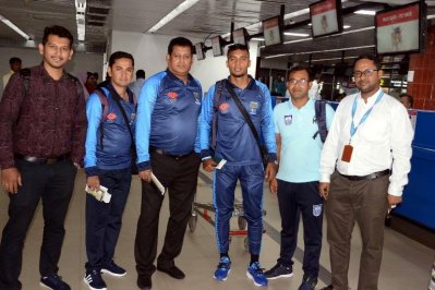 নেপাল থেকে ট্রফি নিয়ে ফেরার লক্ষ্য জামাল ভূঁইয়ার (ডান থেকে তৃতীয়)