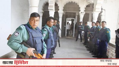 হাইকোর্টের ভেতরে পুলিশের কড়া নিরাপত্তা