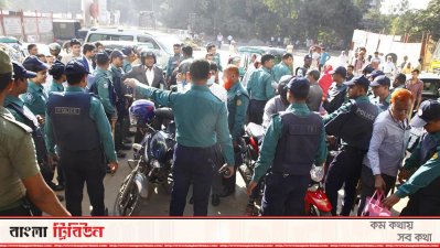 হাইকোর্টের সামনের সড়কে পুলিশের কড়া নিরাপত্তা