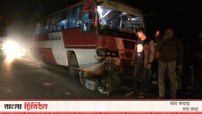 অটোরিকশাকে চাপা দেওয়া বাস