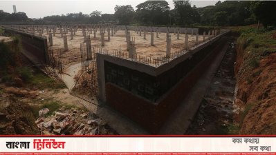 বন্ধ রয়েছে শাহবাগ শিশুপার্কের উন্নয়ন কাজ (ছবি- নাসিরুল ইসলাম)  