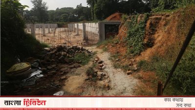 ঝুলে আছে নির্মাণ কাজ (ছবি- নাসিরুল ইসলাম)