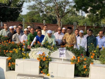 আনিসুল হকের কবরে ফুল দিয়ে শ্রদ্ধা জানান ডিএনসিসি মেয়র আতিকুল ইসলাম 