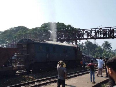 আগুন লেগে যাওয়া ট্রেনের ইঞ্জিন