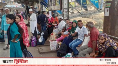 অনিশ্চিত অপেক্ষায় যাত্রীরা