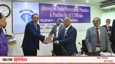 প্রশিক্ষণে অংশগ্রহণকারীদের হাতে সনদ তুলে দেন দুদক চেয়ারম্যান ইকবাল মাহমুদ