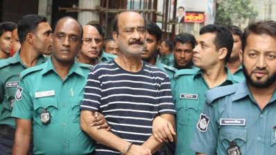 রিমান্ডে নেওয়ার সময় বিসিবি পরিচালক ও মোহামেডান ক্লাবের ভারপ্রাপ্ত পরিচালক লোকমান হোসেন ভুঁইয়া। (ফাইল ছবি)
