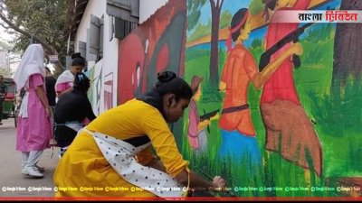 স্কুলের দেয়ালে ছবি আঁকা চলছে 