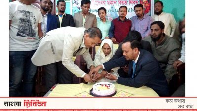কেক কাটছেন বীরশ্রেষ্ঠ মোস্তফা কামালের মা মালেকা বেগম