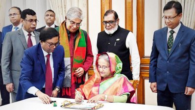 ৪৯তম বিজয় দিবস উপলক্ষে স্মারক ডাকটিকিট, খাম ও ডাটাকার্ড অবমুক্ত করেন প্রধানমন্ত্রী শেখ হাসিনা। (ছবি: বাসস)