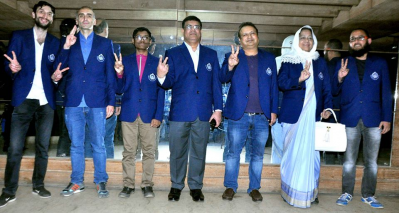 নিয়াজের (ডান থেকে তৃতীয়) হাত ধরে অভিষেকে শিরোপা জিতলো পুলিশ