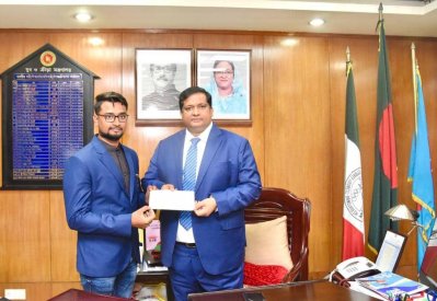 ক্রীড়া প্রতিমন্ত্রী জাহিদ আহসান রাসেলের কাছ থেকে প্রধানমন্ত্রীর দেওয়া ৫ লাখ টাকার চেক নিচ্ছেন আর্চার রোমান সানা