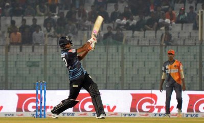 ব্যাট হাতে তাণ্ডব চালিয়েছেন মাহমুদউল্লাহ