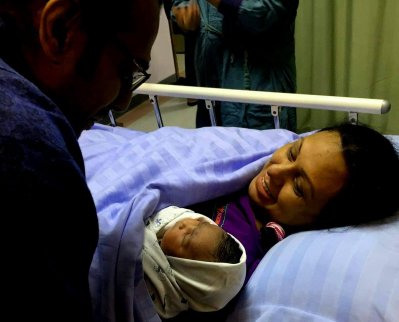 মায়ের কোলে পরী, মুগ্ধ হয়ে দেখছেন বাবা
