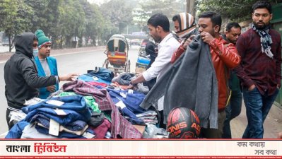 শীতে জবুথবু মানুষ ছুটছে গরম কাপড়ের সন্ধানে (ফটো স্টোরি)