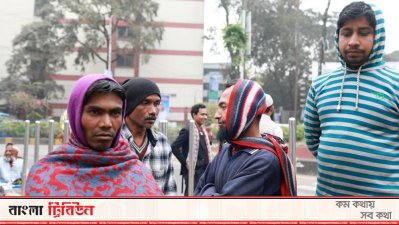 শীতে জবুথবু মানুষ ছুটছে গরম কাপড়ের সন্ধানে (ফটো স্টোরি)