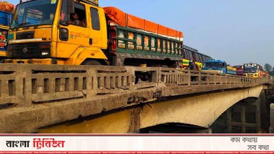 দীর্ঘদিন ধরেই ভুইয়াগাঁতী সেতু দিয়ে ঝুঁকি নিয়ে যান চলছিল (ফাইল ছবি)