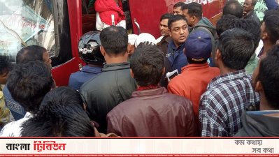 অভিযানের সময় কৌতূহলী জনতা ভিড় করে