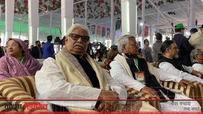 সুলতান মনসুর আহমেদ (সামনে কালো চশমা পরা)