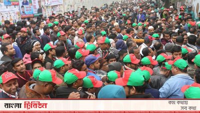 সম্মেলনে ঢোকার প্রবেশ পথে নেতাকর্মীদের ভিড়