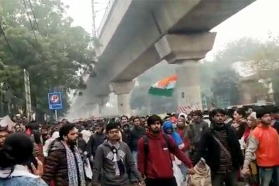 হিন্দু-শিখ বিক্ষোভকারীদের মানবশেকলে মুসলিমদের নামাজ আদায়