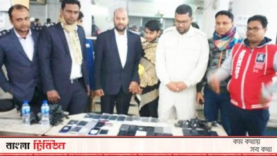 যাত্রীর লাগেজ তল্লাশি, ৪০টি মোবাইল ফোন জব্দ