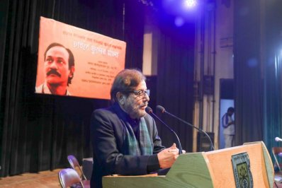 বক্তব্য রাখছেন আসাদুজ্জামান নূর