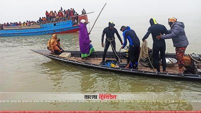 পদ্মায় ট্রলার ডুবির ঘটনায় উদ্ধার অভিযান চলছে