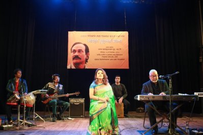 গাইছেন হৈমন্তি