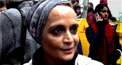 বিক্ষোভে অংশ নিয়ে সংবাদমাধ্যমের সঙ্গে কথা বলছেন অরুন্ধতী