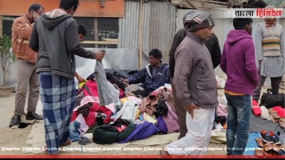ফুটপাতে শীতের কাপড় কেনাকাটা করছেন লোকজন