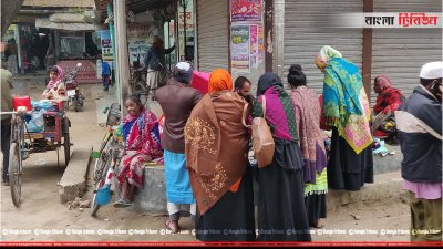ফুটপাতে শীতের কাপড় কেনাকাটা করছেন লোকজন