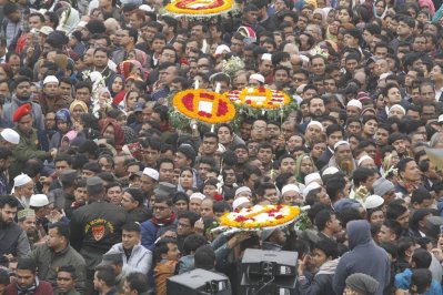 শ্রদ্ধা জানাতে আসেন সর্বস্তরের মানুষ