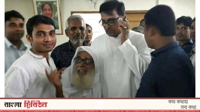 মধ্যে বৃদ্ধ ইসহাক আলী মাস্টার   