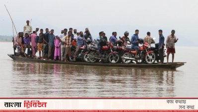 যাদুকাটায় খেয়া পারাপার (ছবি: আবু বকর)