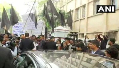 বিক্ষোভের মুখে যাদবপুর বিশ্ববিদ্যালয় ছাড়লেন পশ্চিমবঙ্গের গভর্নর