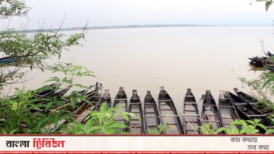 যাদুকাটার তীরে বাঁধা নৌকার সারি (ছবি: আবু বকর)