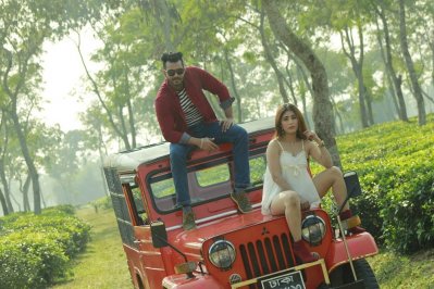 মিউজিক ভিডিওর দৃশ্যে নায়লা নাঈম ও সাইফ খাঁন
