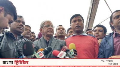 সাংবাদিকদের সঙ্গে কথা বলছেন মির্জা ফখরুল ইসলাম আলমগীর