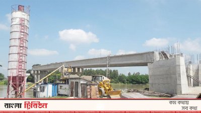 ১০ মাস আগেই ব্রিজটির নির্মাণকাজ শেষ করার মেয়াদ ফুরিয়ে গেছে
