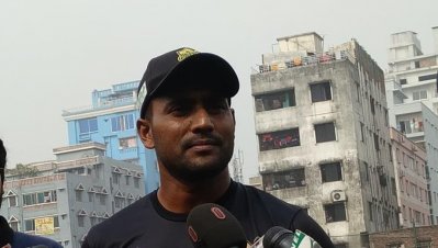 সংবাদমাধ্যমে কথা বলছেন ইমরুল কায়েস
