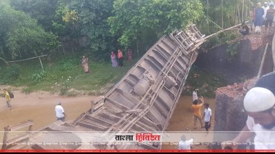২৩ জুন কুলাউড়ায় রেল সেতু ভেঙে চারটি বগি লাইনচ্যুত হয়ে নদীতে (ছবি-প্রতিনিধি)