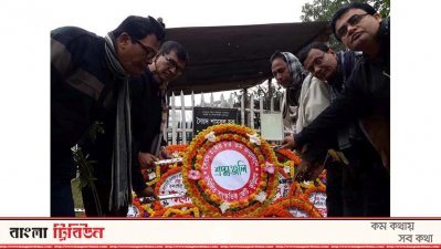 লেখকের সমাধিতে শ্রদ্ধা নিবেদন
